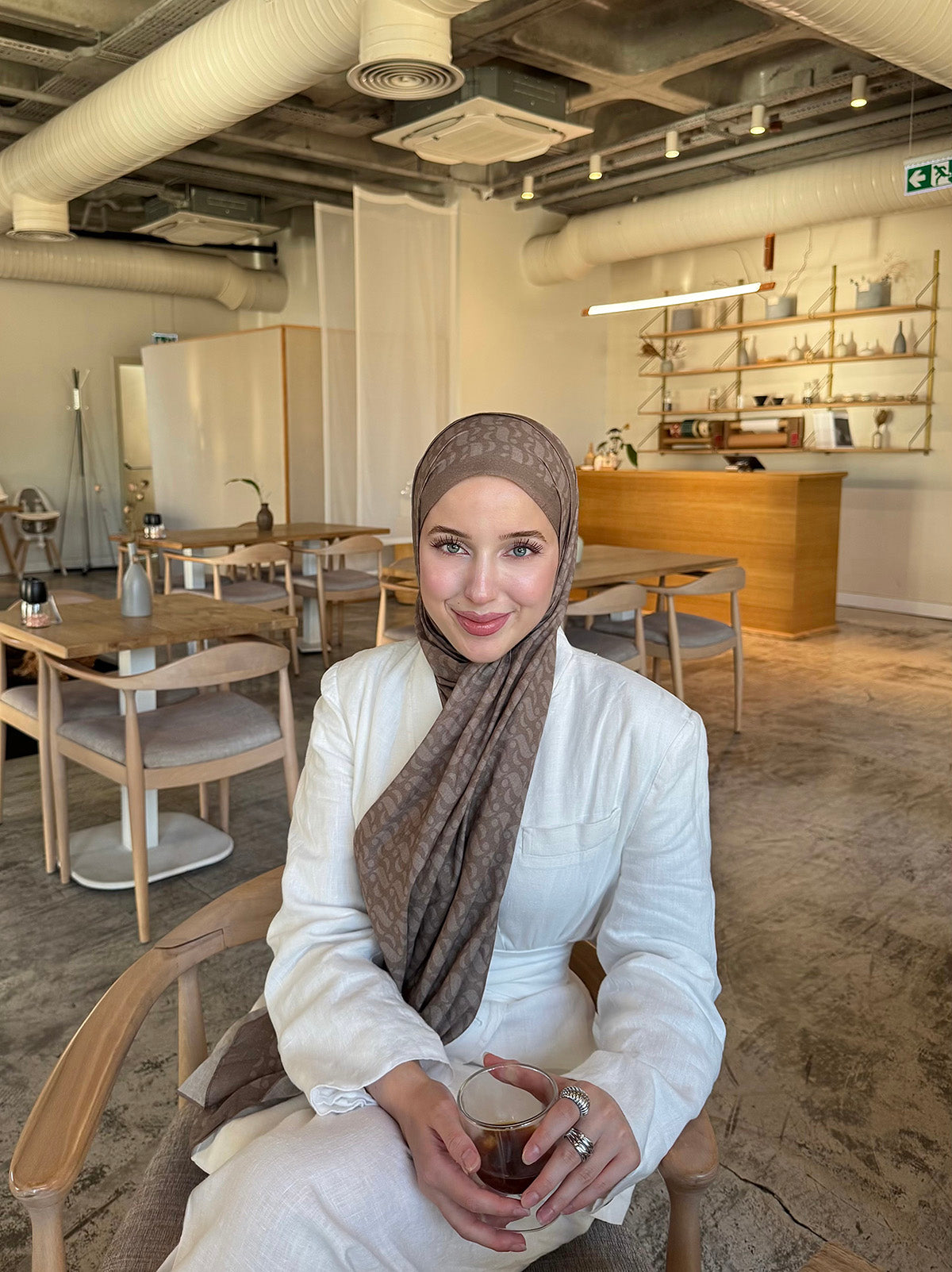 Aida Girls desenli şal kombin örneği