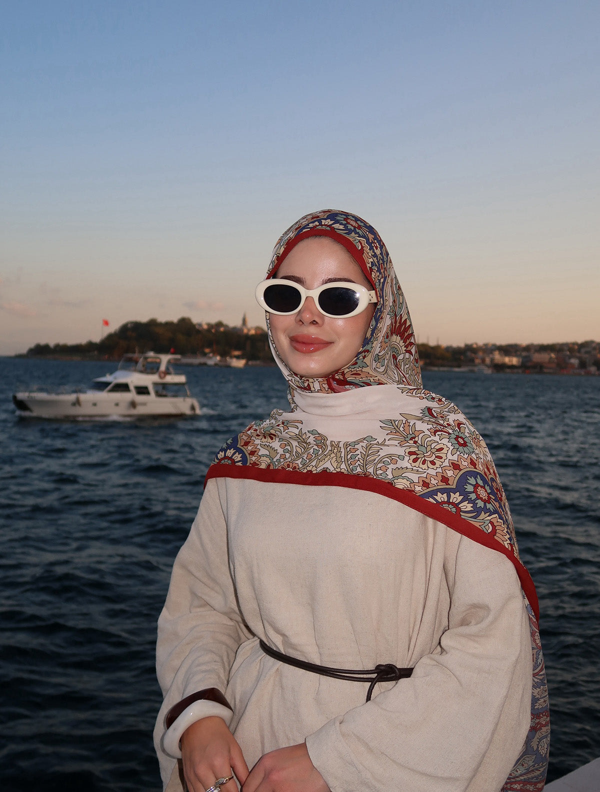 Aida Girls desenli şal kombin örneği
